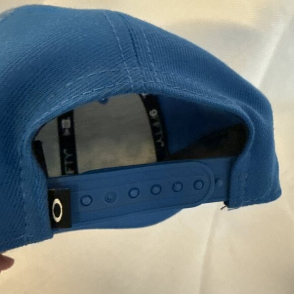Oakley New Era 9Fifty Adjustable Snapback Hat Blue. Like New - Picture 9 of 10